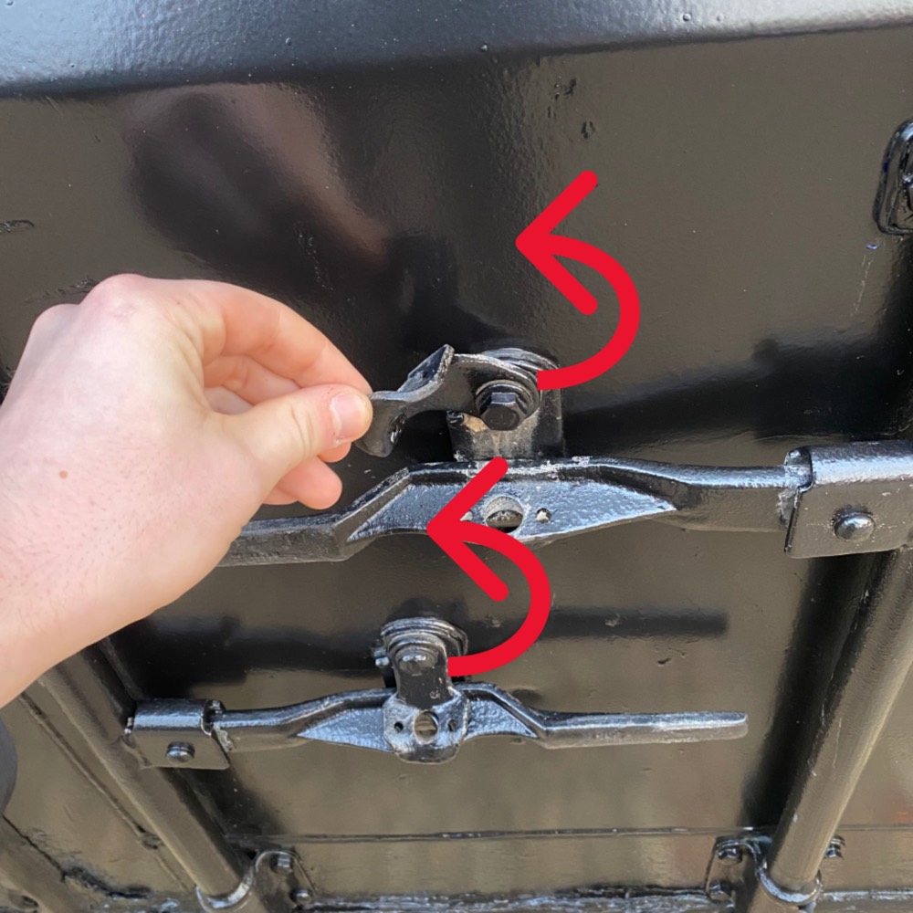 Lift the handle loops upwards.