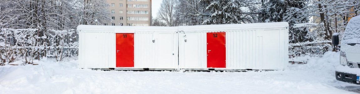 Белый контейнер с красными дверьми